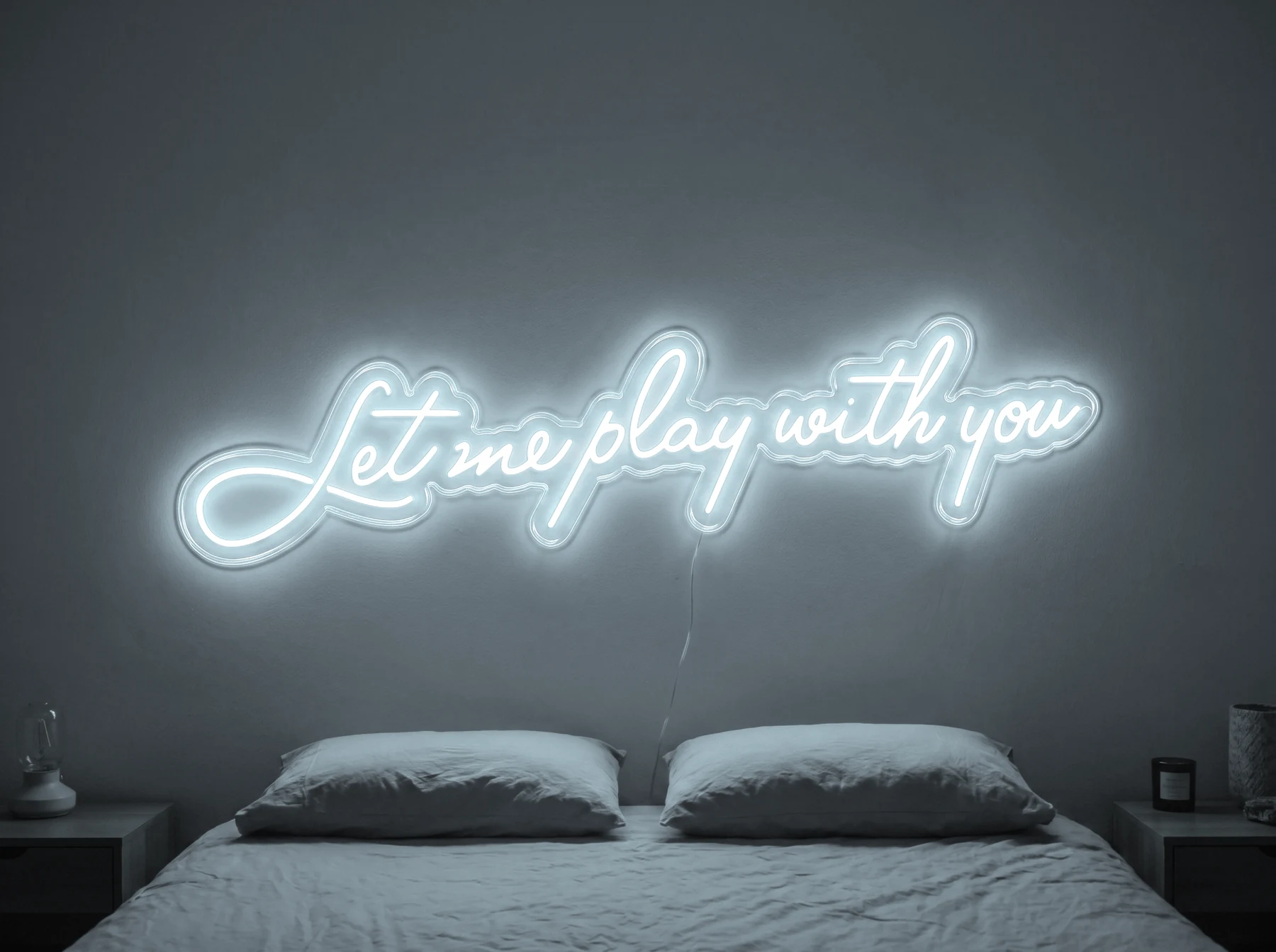 Neonskylt «Let Me Play With You» i iskall vit LED-neon, monterad på vägg