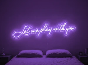 Neonskylt «Let Me Play With You» i lila LED-neon, monterad på vägg