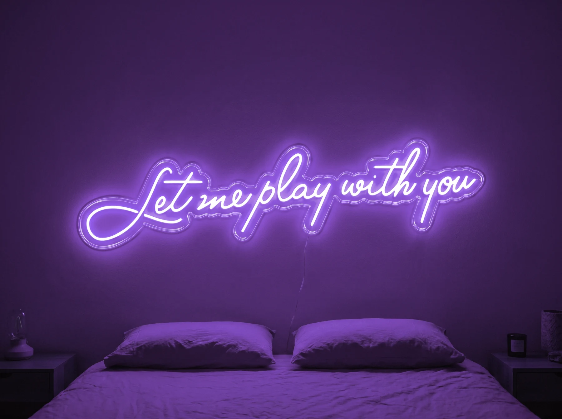 Neonskylt «Let Me Play With You» i lila LED-neon, monterad på vägg
