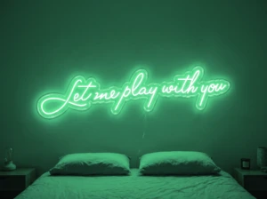Neonskylt «Let Me Play With You» i mintgrön LED-neon, monterad på vägg