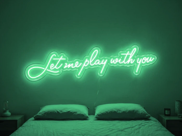 Neonskylt «Let Me Play With You» i mintgrön LED-neon, monterad på vägg