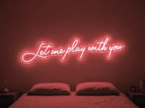 Neonskylt «Let Me Play With You» i röd LED-neon, monterad på vägg