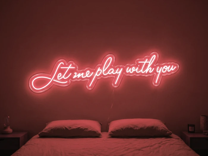 Neonskylt «Let Me Play With You» i röd LED-neon, monterad på vägg