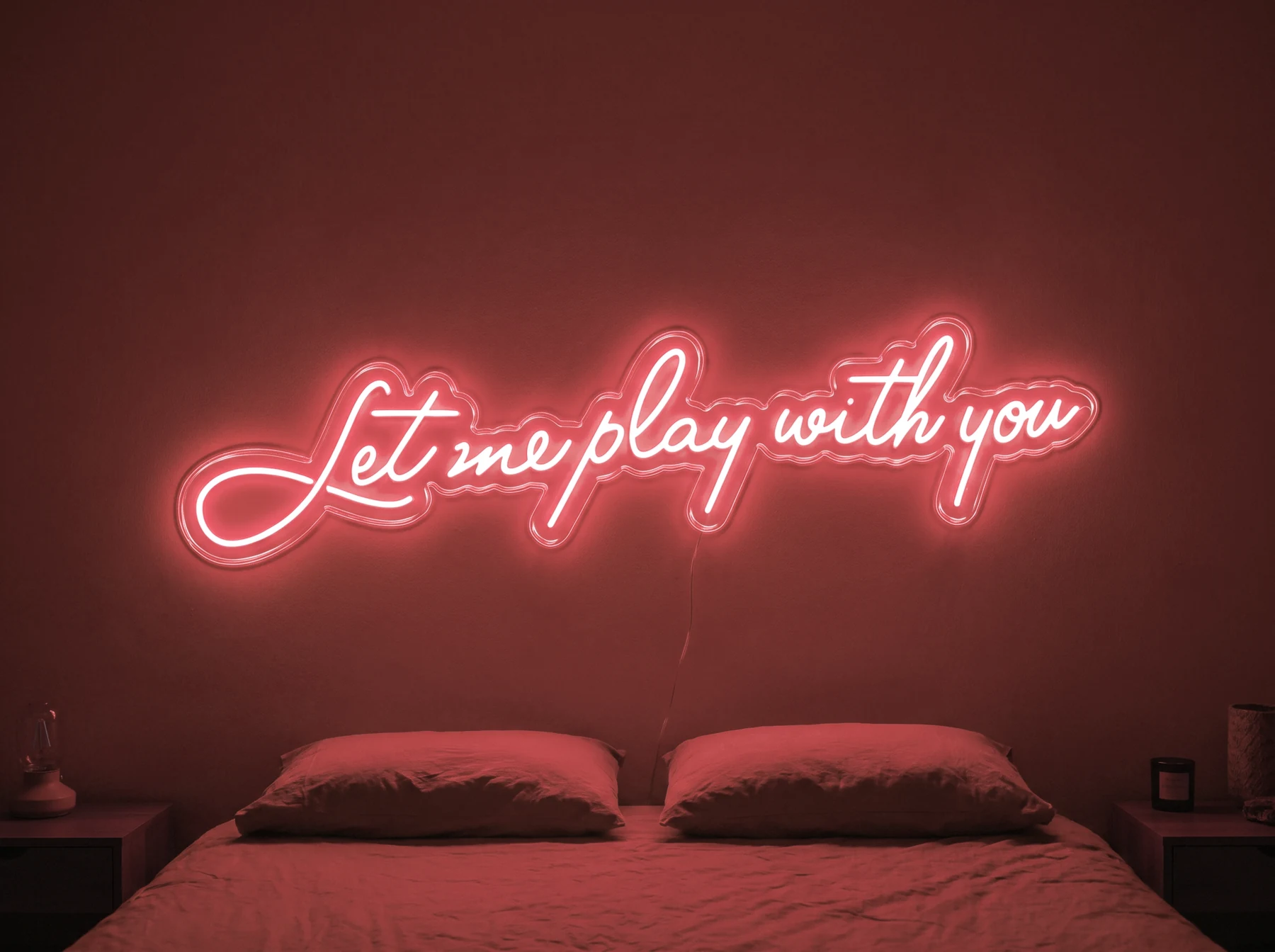 Neonskylt «Let Me Play With You» i röd LED-neon, monterad på vägg