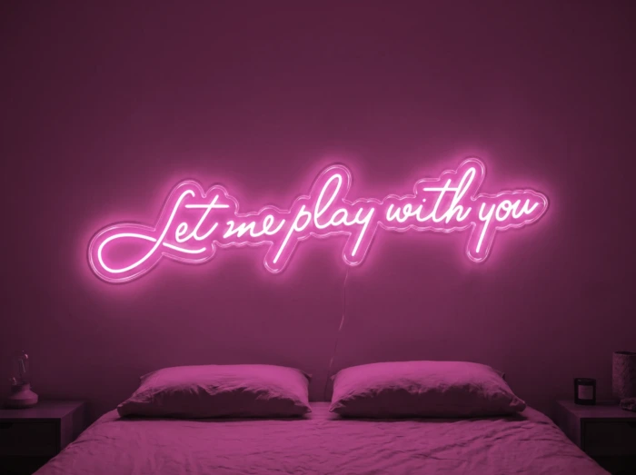 Neonskylt «Let Me Play With You» i rosa LED-neon, monterad på vägg