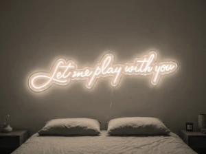 Neonskylt «Let Me Play With You» i varmvit LED-neon, monterad på vägg