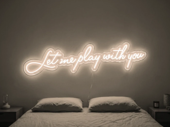 Neonskylt «Let Me Play With You» i varmvit LED-neon, monterad på vägg