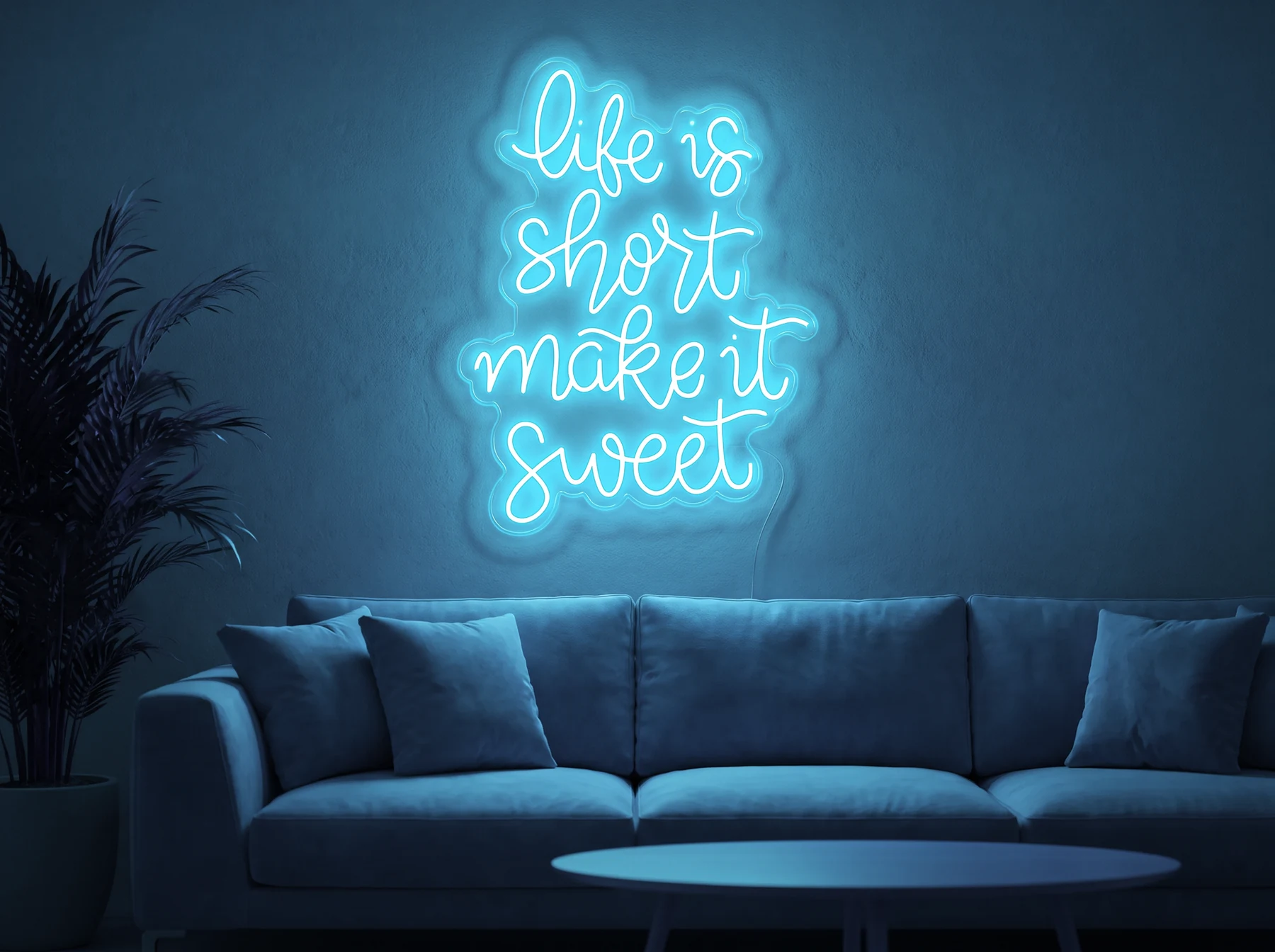Neonskylt «Life Is Short» i isblå LED-neon, monterad på vägg