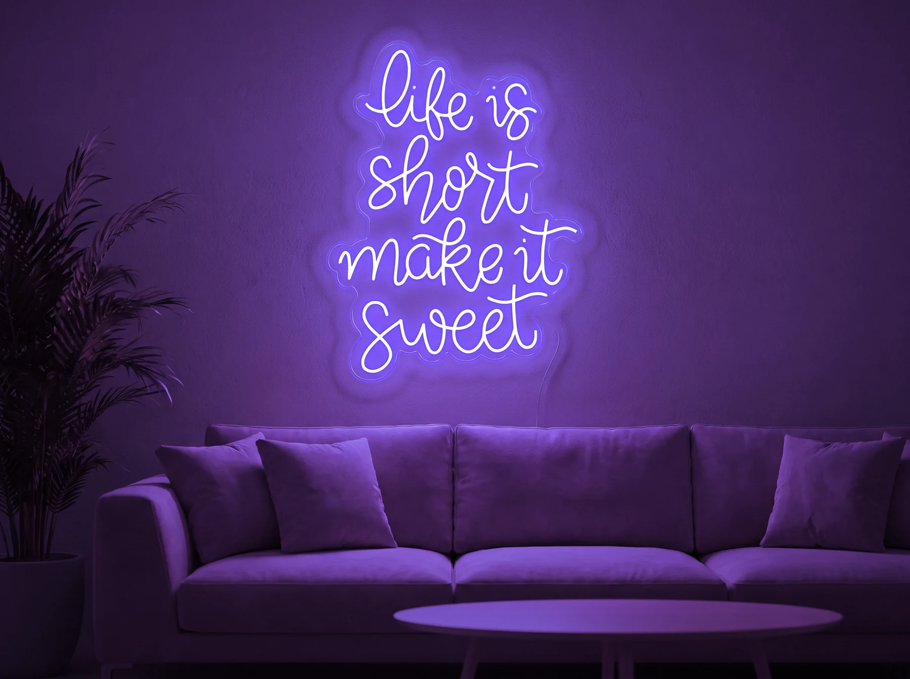 Neonskylt «Life Is Short» i lila LED-neon, monterad på vägg