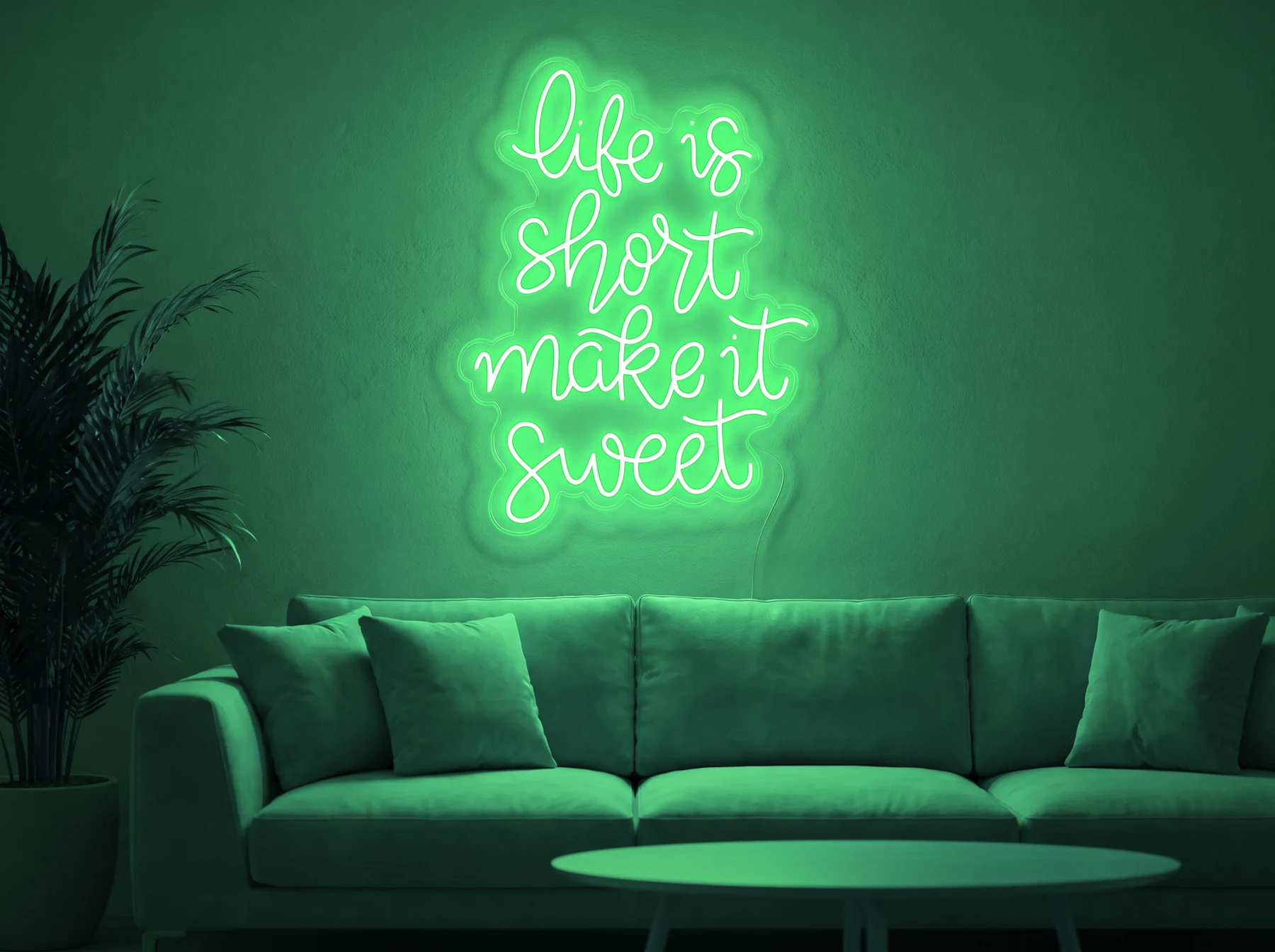 Neonskylt «Life Is Short» i mintgrön LED-neon, monterad på vägg