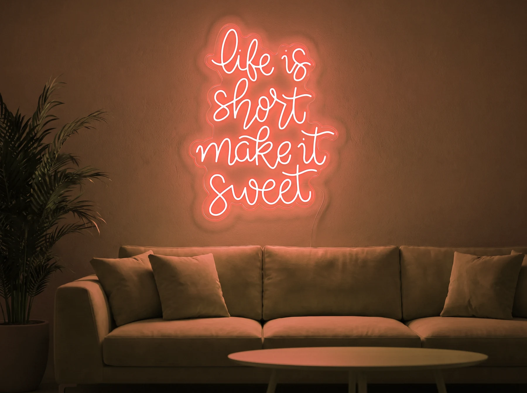 Neonskylt «Life Is Short» i orange LED-neon, monterad på vägg