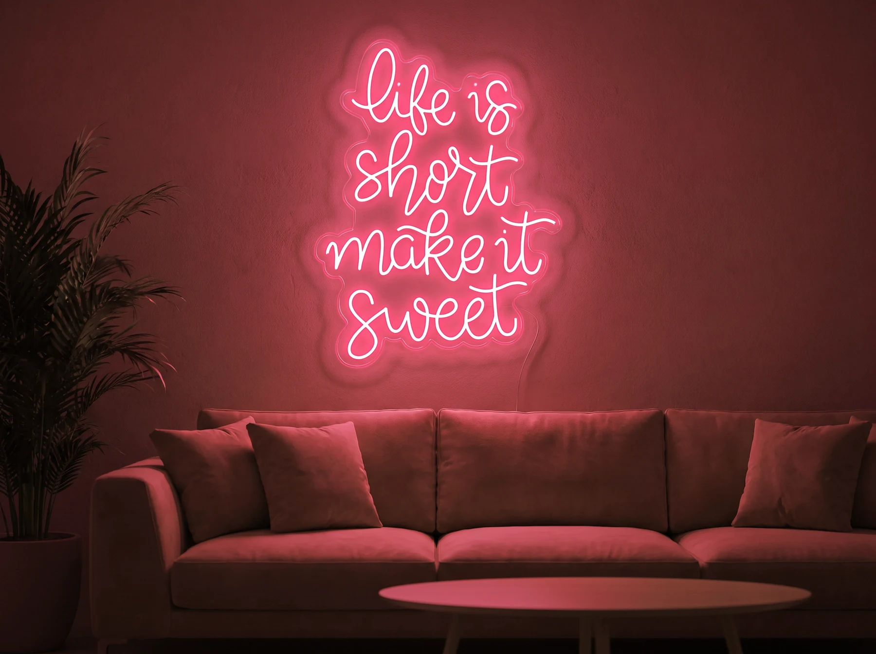 Neonskylt «Life Is Short» i röd LED-neon, monterad på vägg