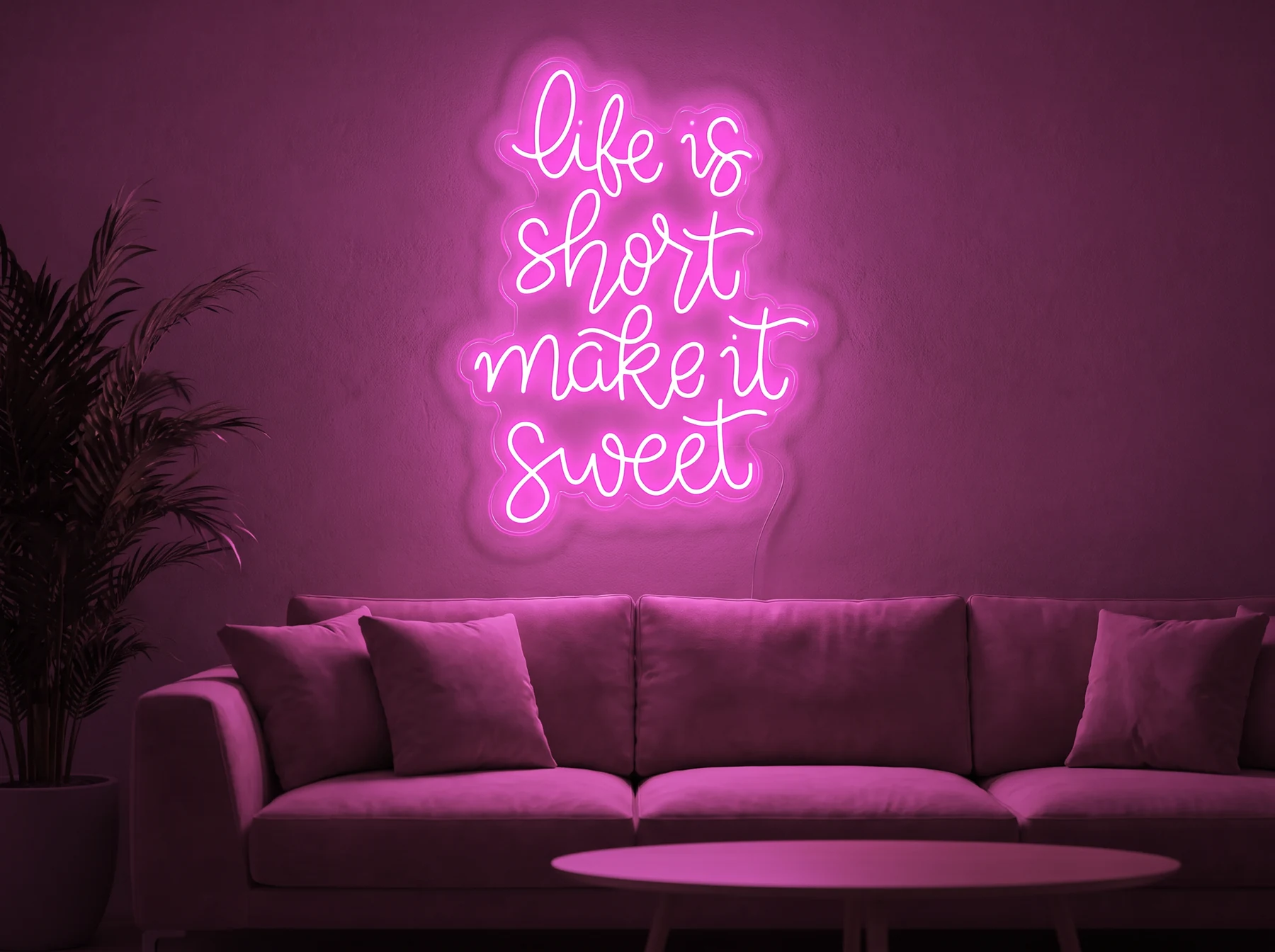 Neonskylt «Life Is Short» i rosa LED-neon, monterad på vägg