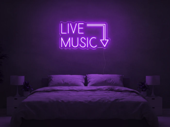 Neonskylt «Live Music» i lila LED-neon, monterad på vägg