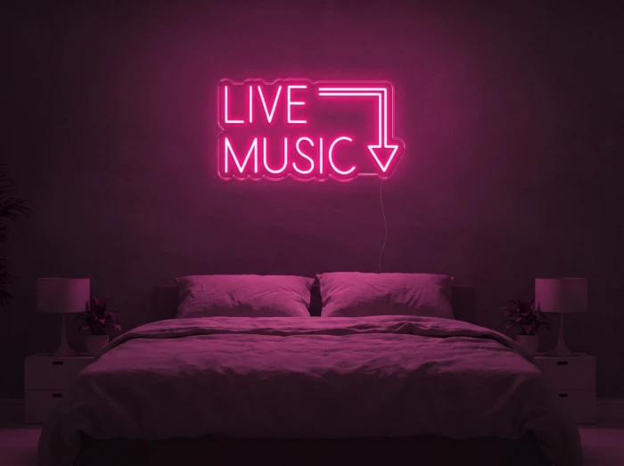 Neonskylt «Live Music» i rosa LED-neon, monterad på vägg