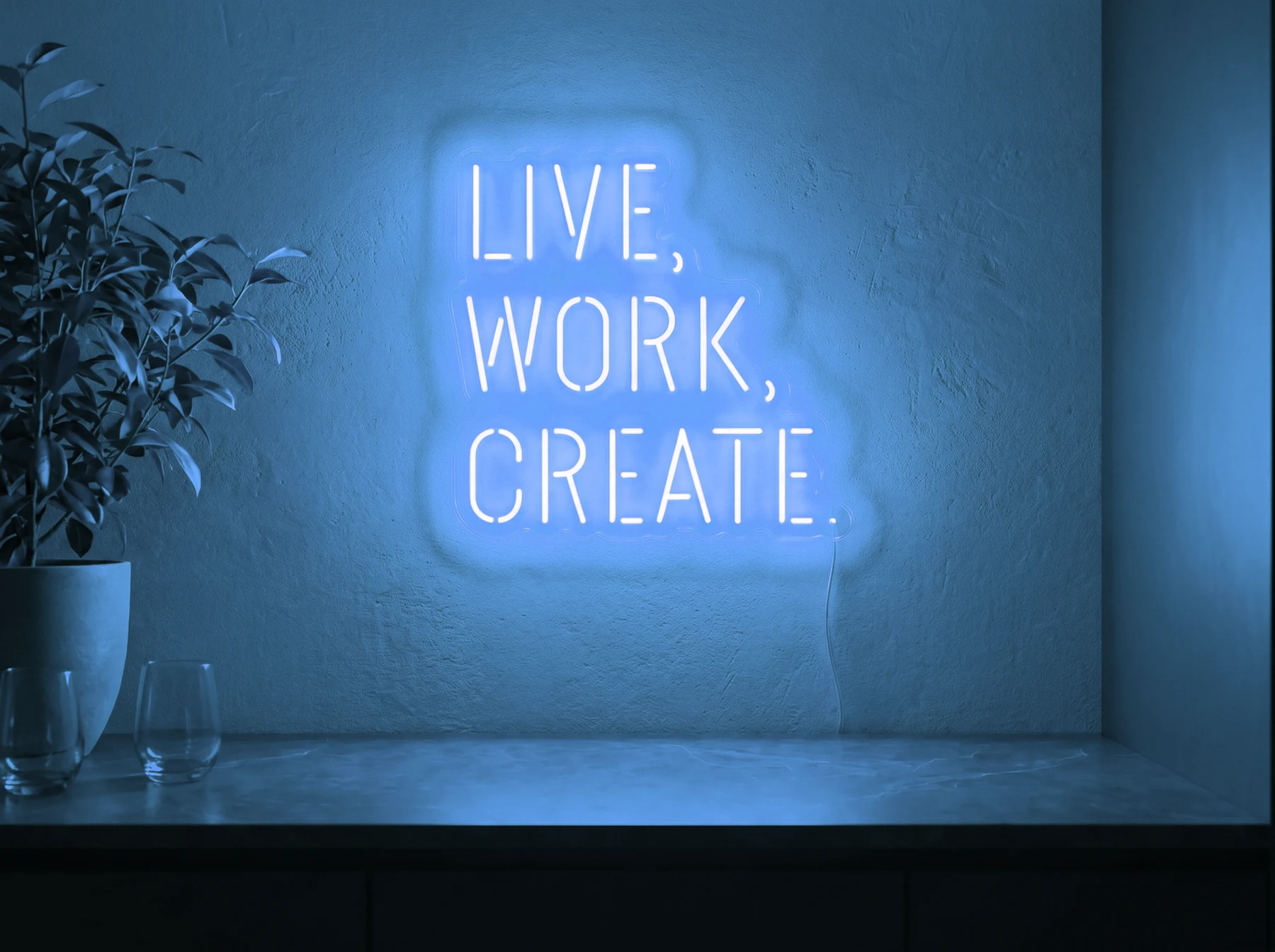Neonskylt «Live Work Create» i isblå LED-neon, monterad på vägg