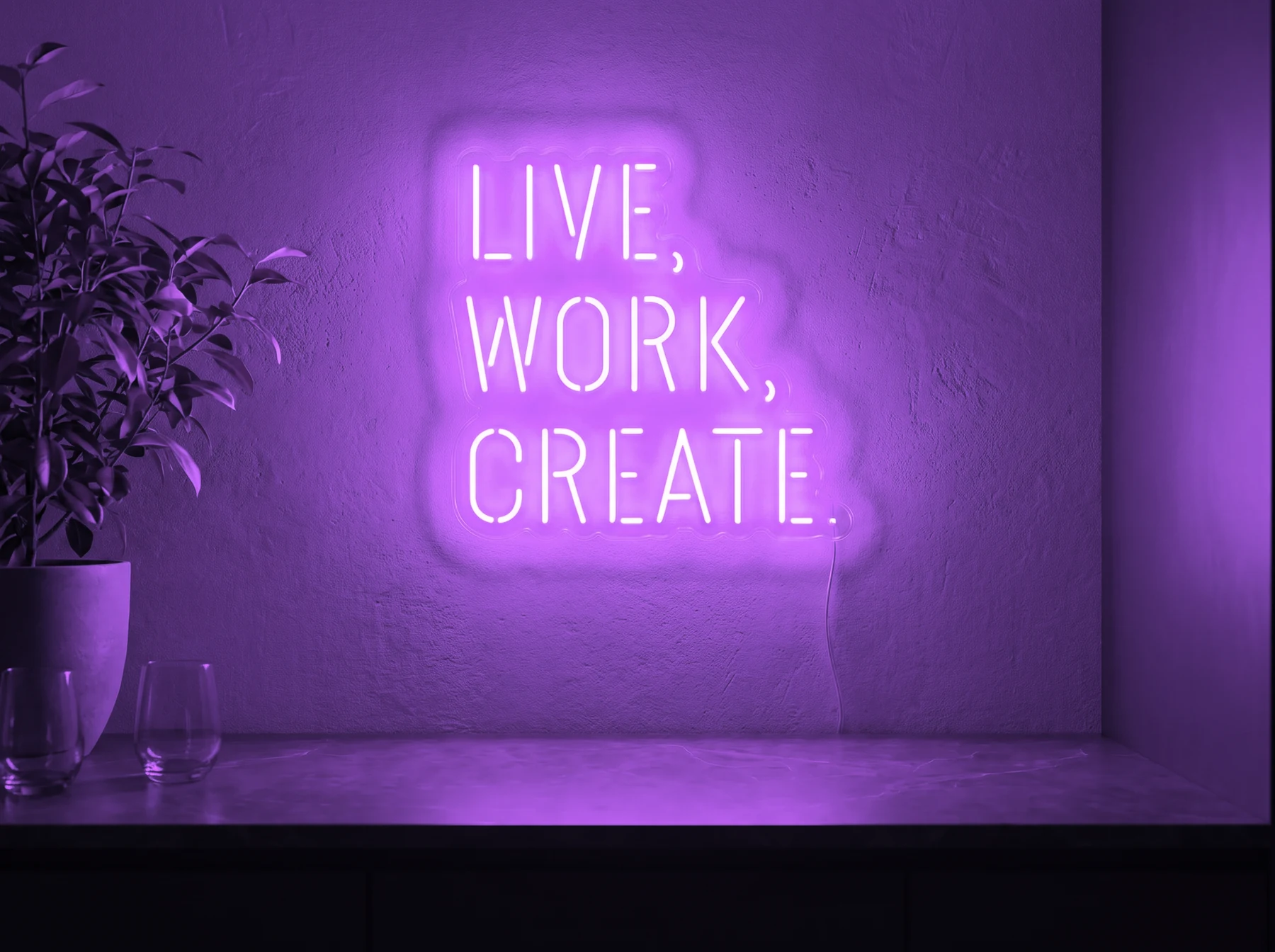 Neonskylt «Live Work Create» i lila LED-neon, monterad på vägg