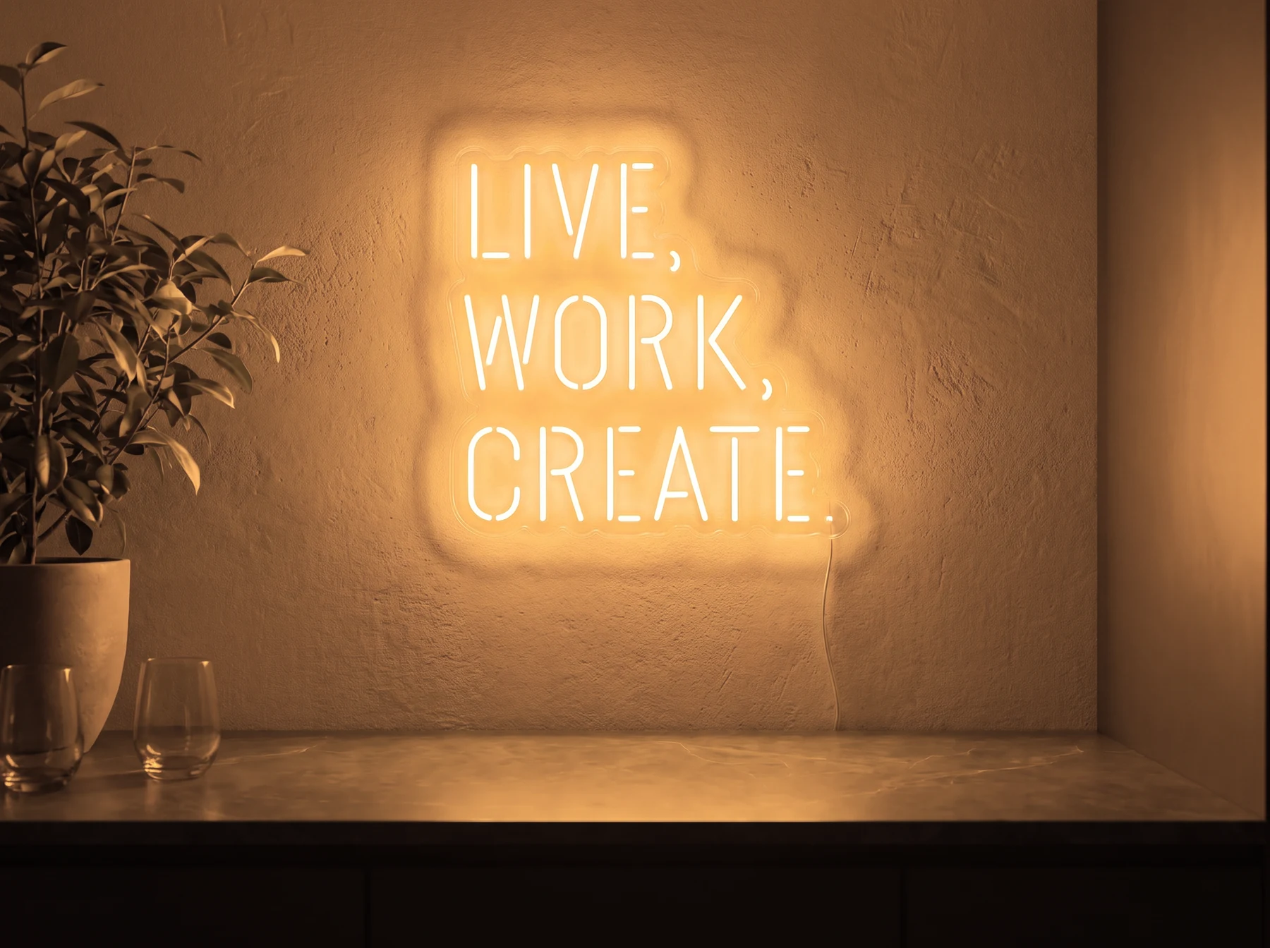 Neonskylt «Live Work Create» i orange LED-neon, monterad på vägg