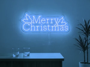 Neonskylt «Merry Christmas» i isblå LED-neon, monterad på vägg