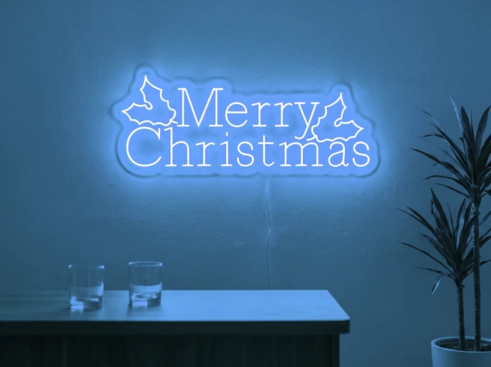 Neonskylt «Merry Christmas» i isblå LED-neon, monterad på vägg