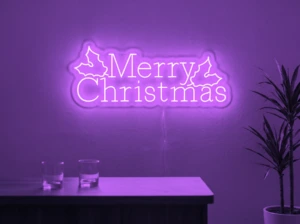 Neonskylt «Merry Christmas» i lila LED-neon, monterad på vägg