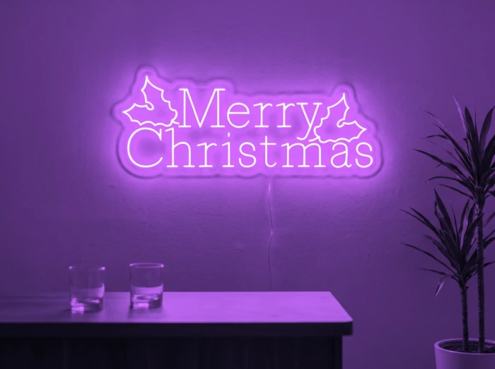 Neonskylt «Merry Christmas» i lila LED-neon, monterad på vägg