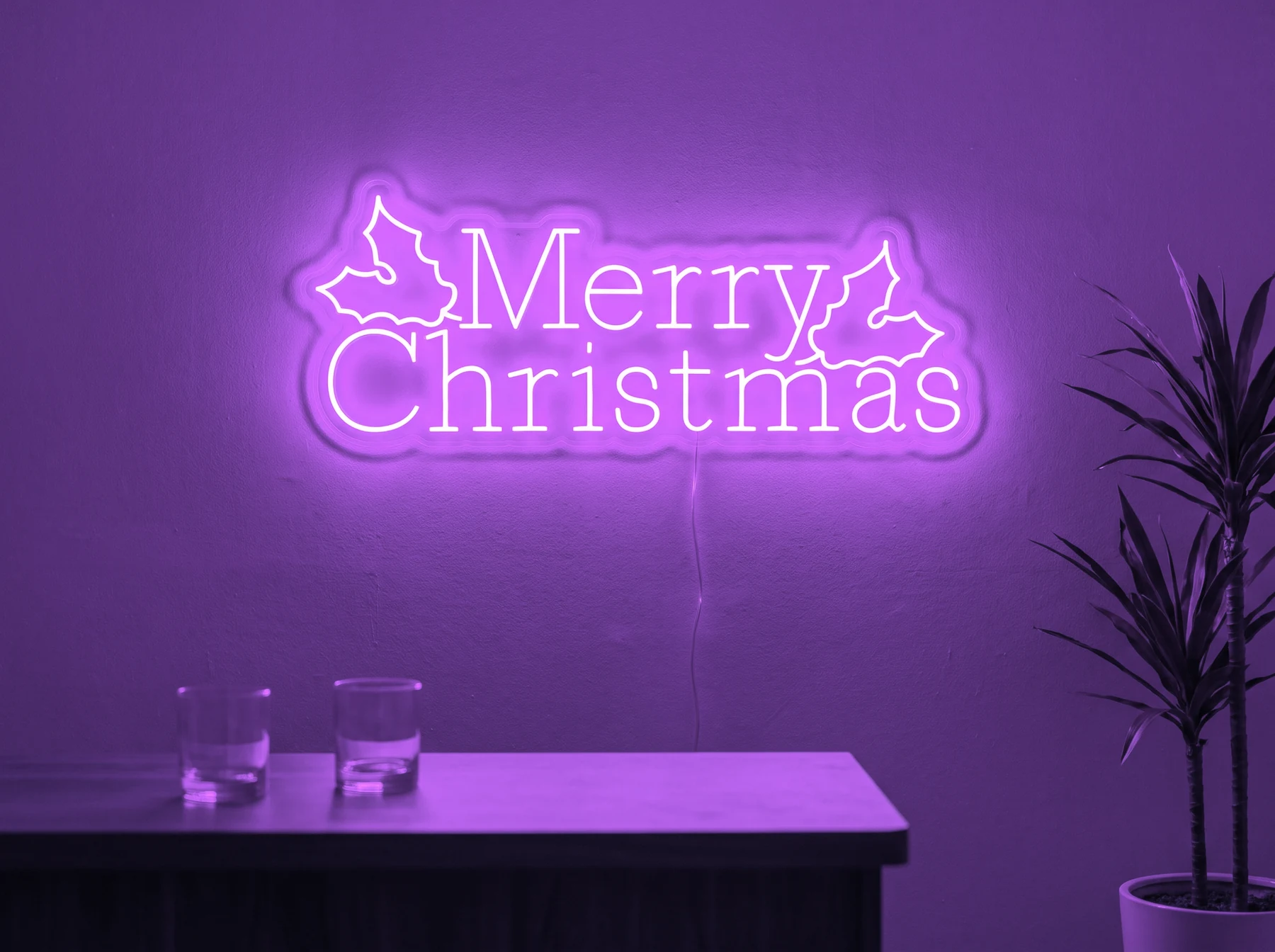 Neonskylt «Merry Christmas» i lila LED-neon, monterad på vägg
