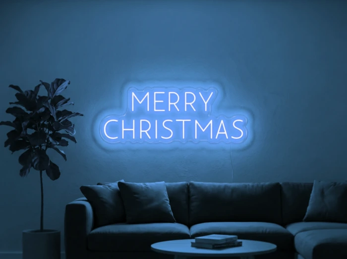 Neonskylt «Merry Christmas, versaler» i isblå LED-neon, monterad på vägg