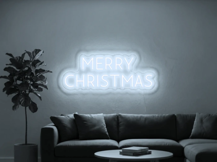 Neonskylt «Merry Christmas, versaler» i iskall vit LED-neon, monterad på vägg