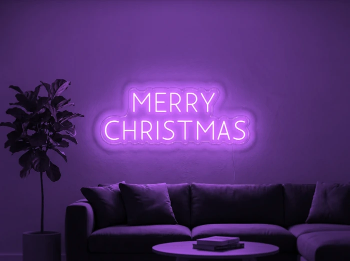 Neonskylt «Merry Christmas, versaler» i lila LED-neon, monterad på vägg