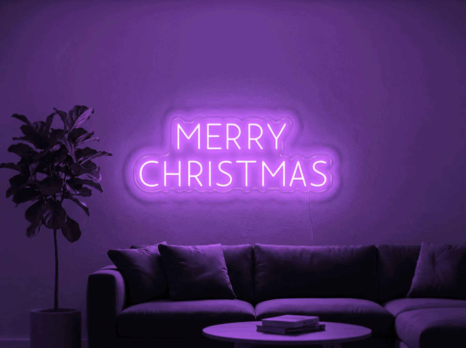 Neonskylt «Merry Christmas, versaler» i lila LED-neon, monterad på vägg