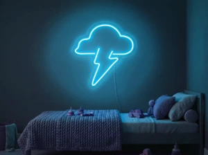 Neonskylt «Moln med blixt» i isblå LED-neon, monterad på vägg