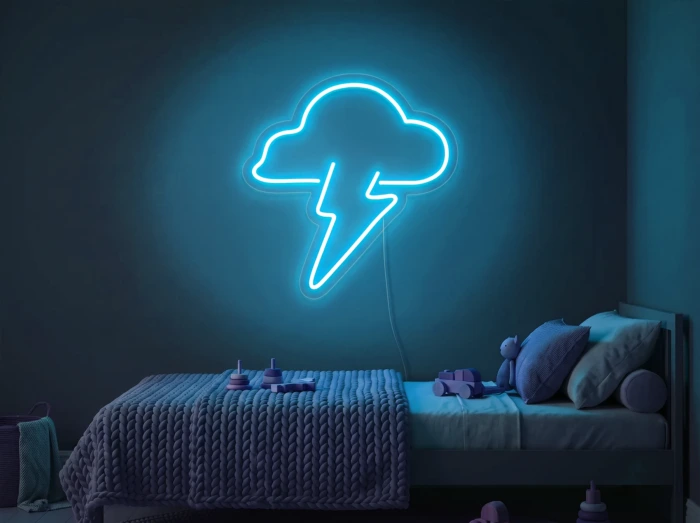 Neonskylt «Moln med blixt» i isblå LED-neon, monterad på vägg