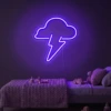 Neonskylt «Moln med blixt» i lila LED-neon, monterad på vägg