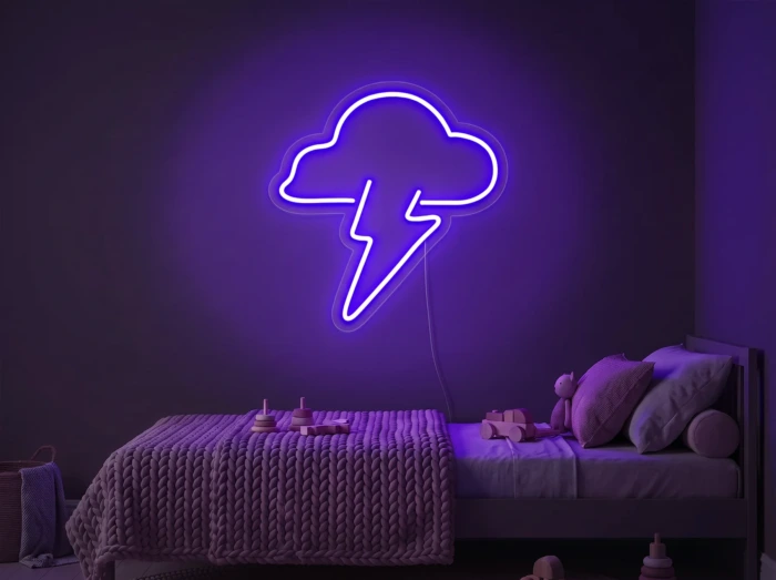 Neonskylt «Moln med blixt» i lila LED-neon, monterad på vägg