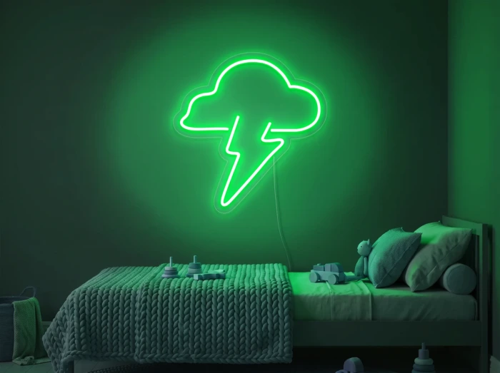 Neonskylt «Moln med blixt» i mintgrön LED-neon, monterad på vägg