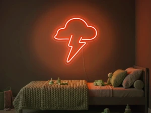 Neonskylt «Moln med blixt» i orange LED-neon, monterad på vägg