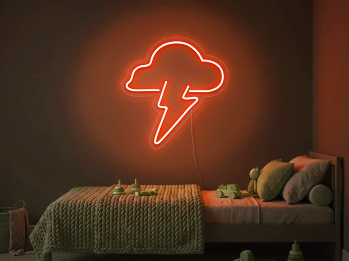 Neonskylt «Moln med blixt» i orange LED-neon, monterad på vägg