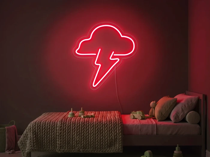 Neonskylt «Moln med blixt» i röd LED-neon, monterad på vägg