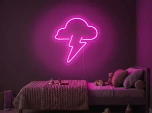 Neonskylt «Moln med blixt» i rosa LED-neon, monterad på vägg