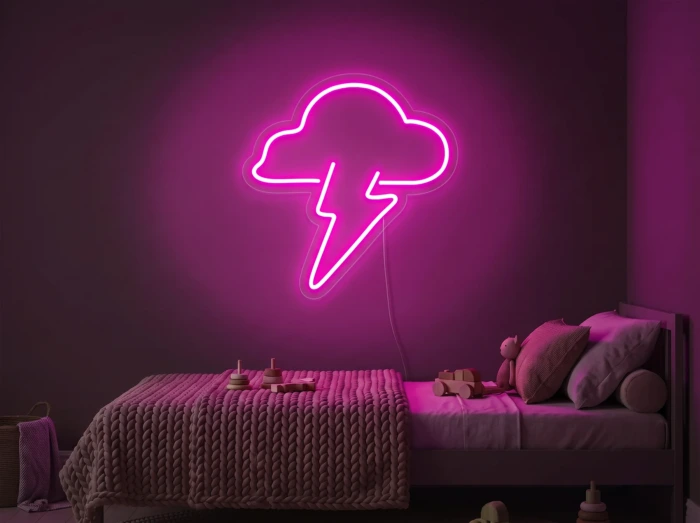 Neonskylt «Moln med blixt» i rosa LED-neon, monterad på vägg