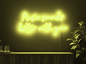 Neonskylt «Music Sounds Better With You» i gul LED-neon, monterad på vägg
