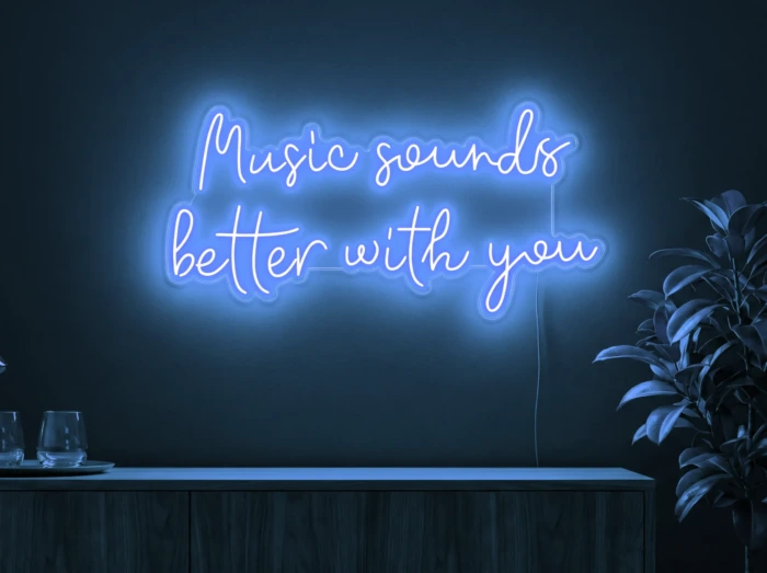 Neonskylt «Music Sounds Better With You» i isblå LED-neon, monterad på vägg