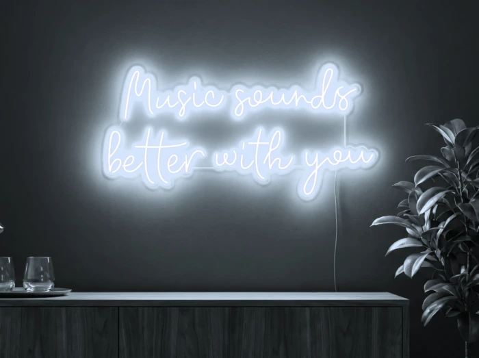 Neonskylt «Music Sounds Better With You» i iskall vit LED-neon, monterad på vägg