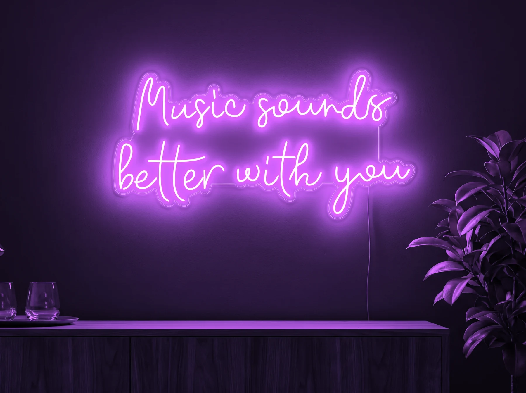 Neonskylt «Music Sounds Better With You» i lila LED-neon, monterad på vägg