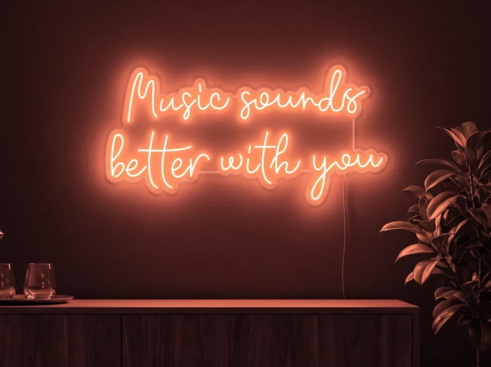 Neonskylt «Music Sounds Better With You» i röd LED-neon, monterad på vägg