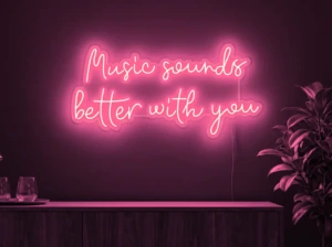 Neonskylt «Music Sounds Better With You» i rosa LED-neon, monterad på vägg