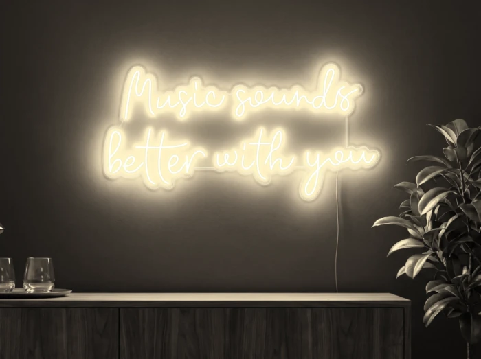 Neonskylt «Music Sounds Better With You» i varmvit LED-neon, monterad på vägg