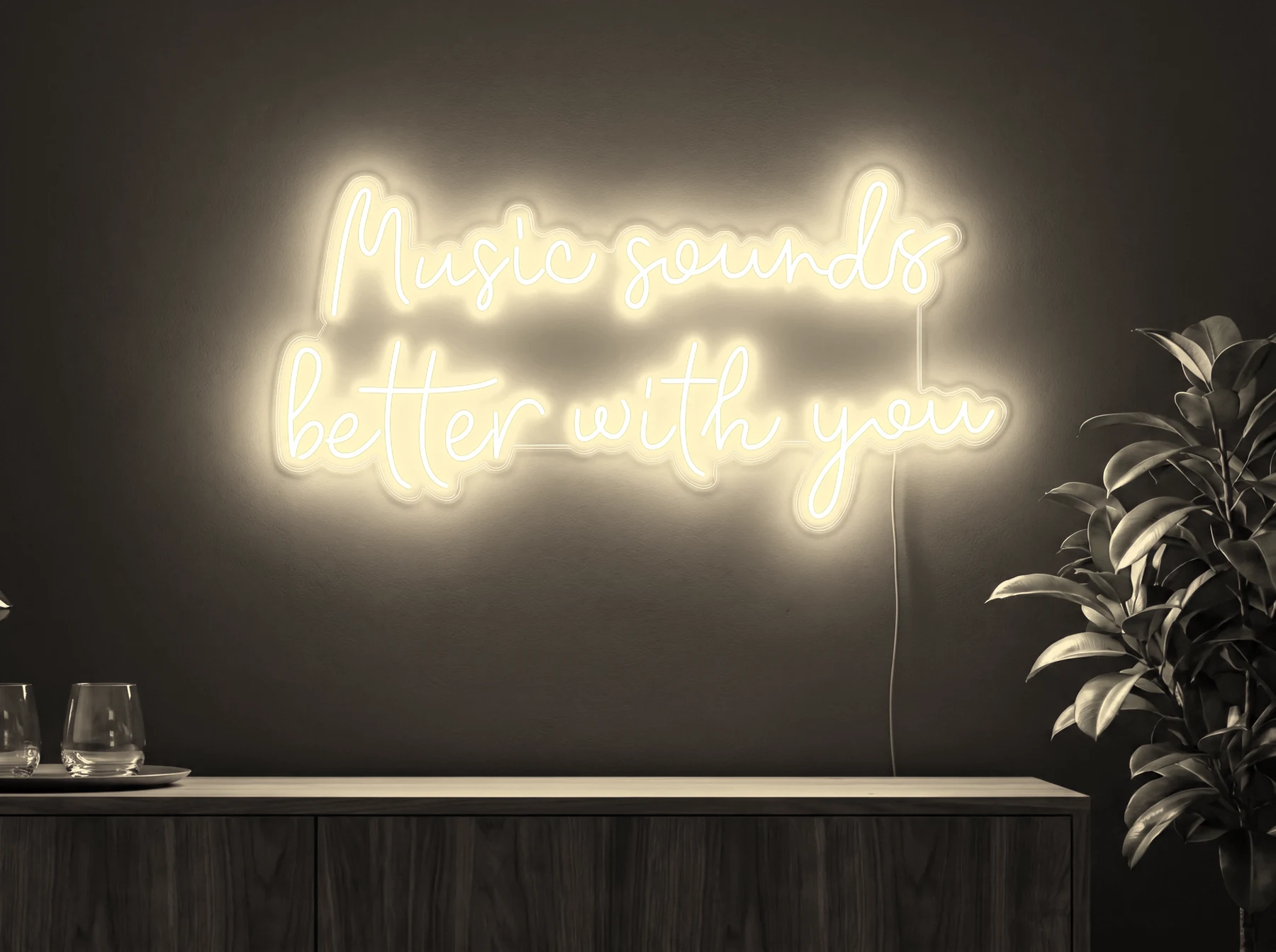 Neonskylt «Music Sounds Better With You» i varmvit LED-neon, monterad på vägg