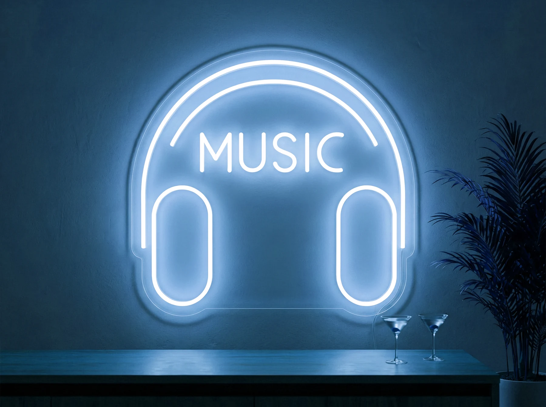 Neonskylt «Musik» i isblå LED-neon, monterad på vägg